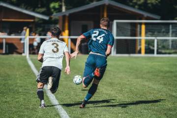 德美友谊赛补时爆发冲突，小维阿飞铲劳姆染黄（配图示意）
